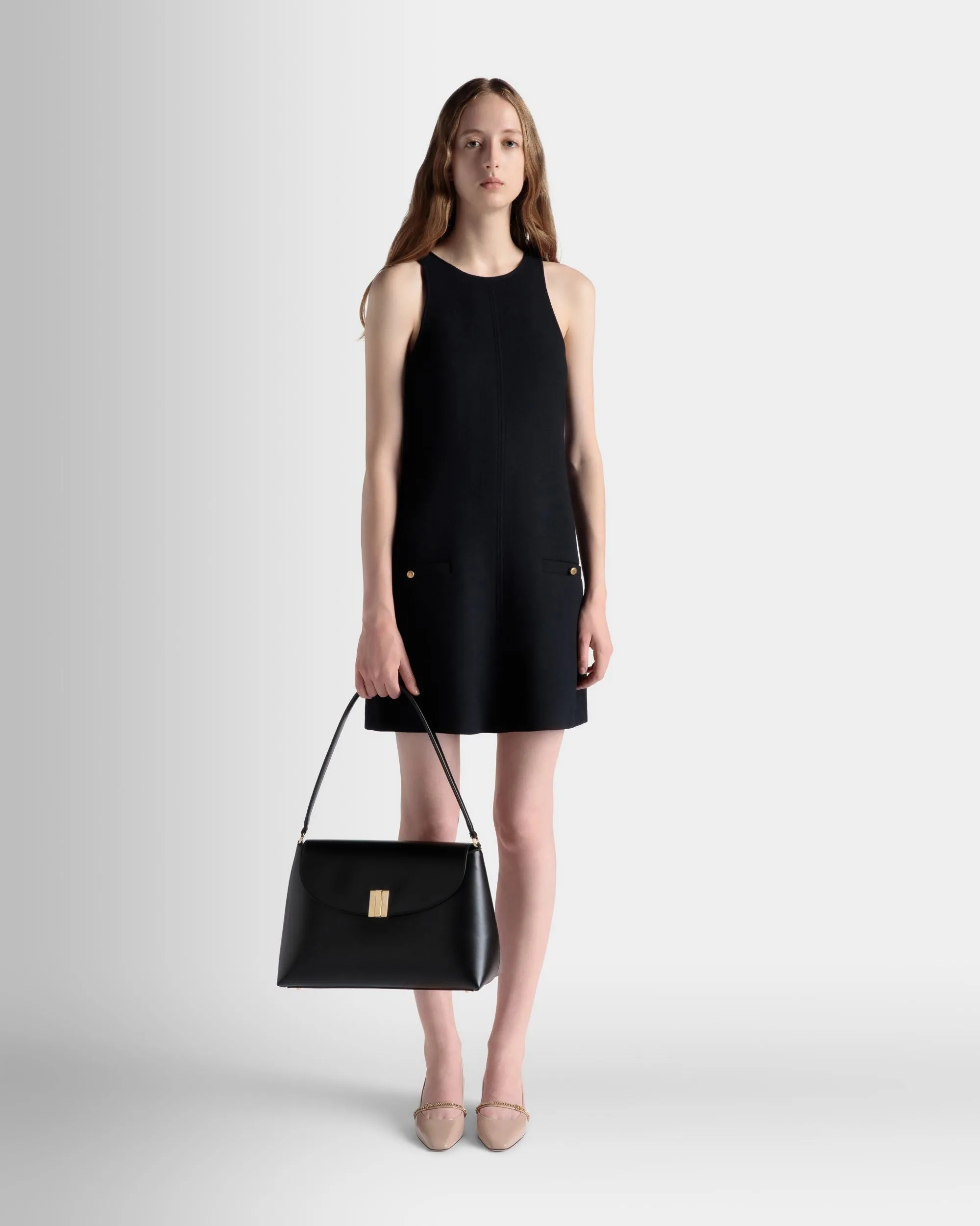 Ollam Shoulder Bag In Black Leather 