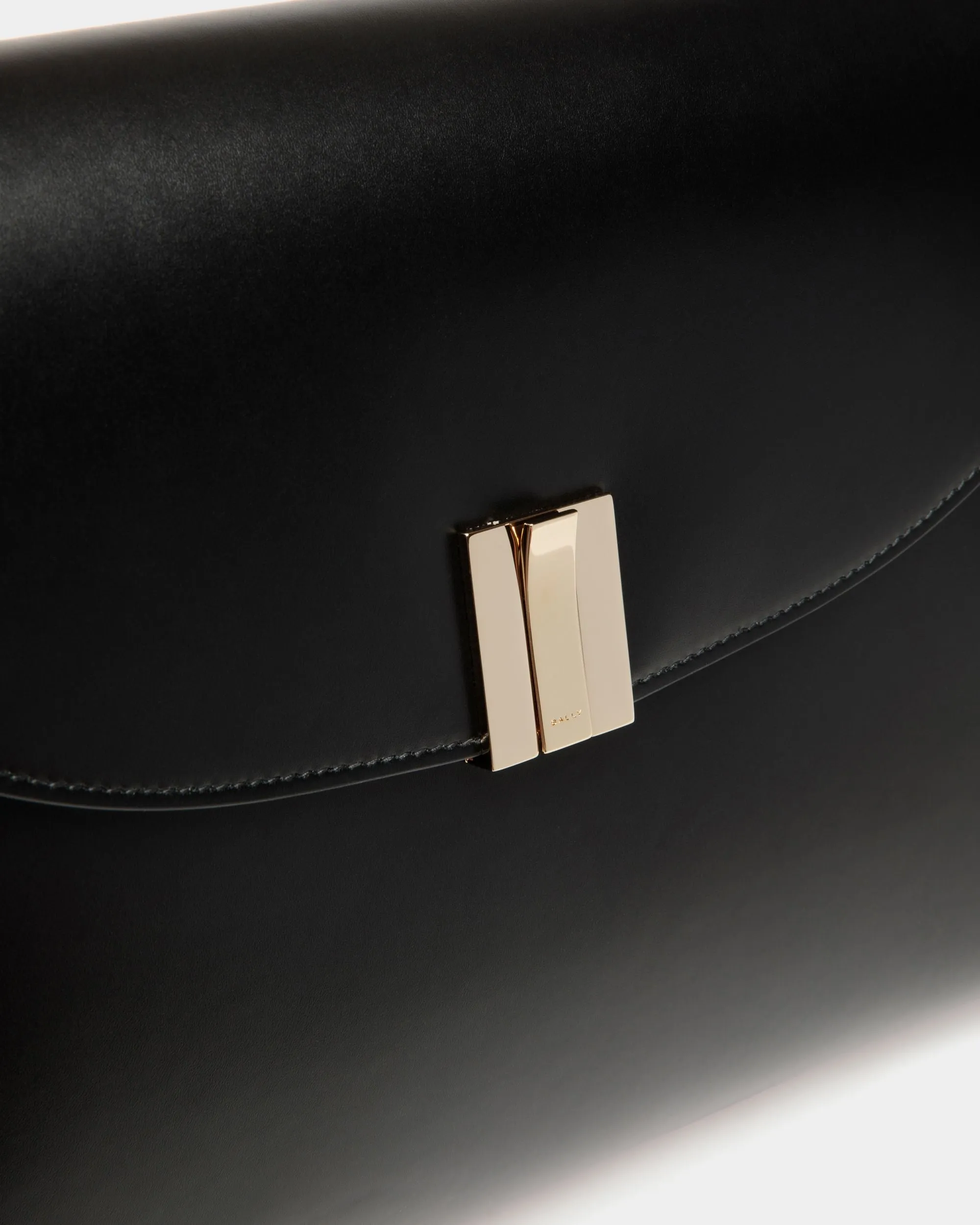 Ollam Shoulder Bag In Black Leather 